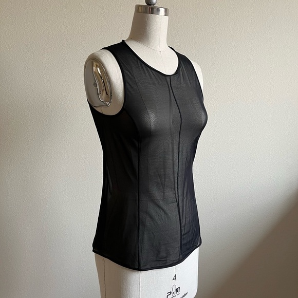 Mame Kuroguchi Uniqlo Top in Black - Picture 4 of 6